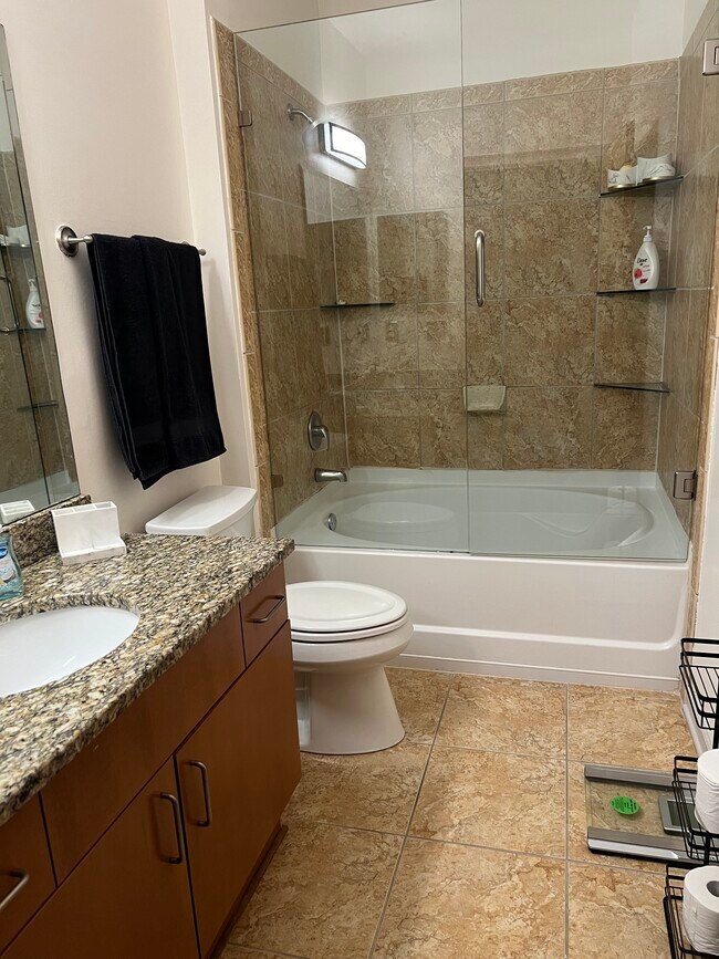 Building Photo - 898 Oak St SW