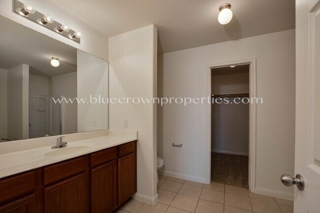 Building Photo - 2221 Meadow Dr
