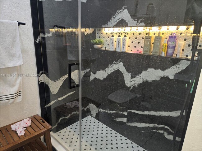 Building Photo - 2731 SE 17th Ave