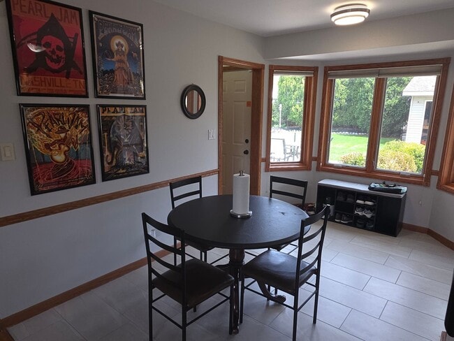 Building Photo - Updated 3 bedroom Racine ranch