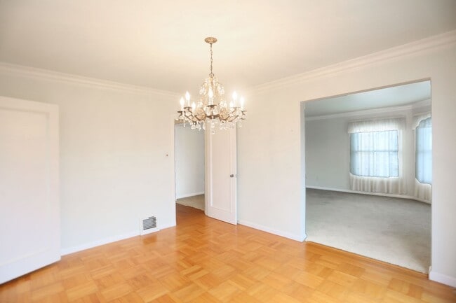 Building Photo - Spacious 2BR/1BA in Glen Park's Miraloma neighborhood, Shared Yard, Pets Considered, Garage (1 Ga...