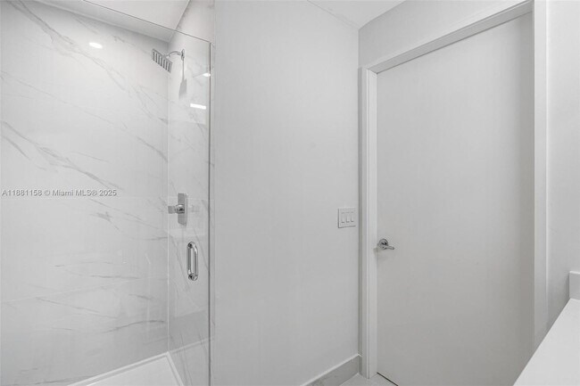 Building Photo - 700 NE 24th St