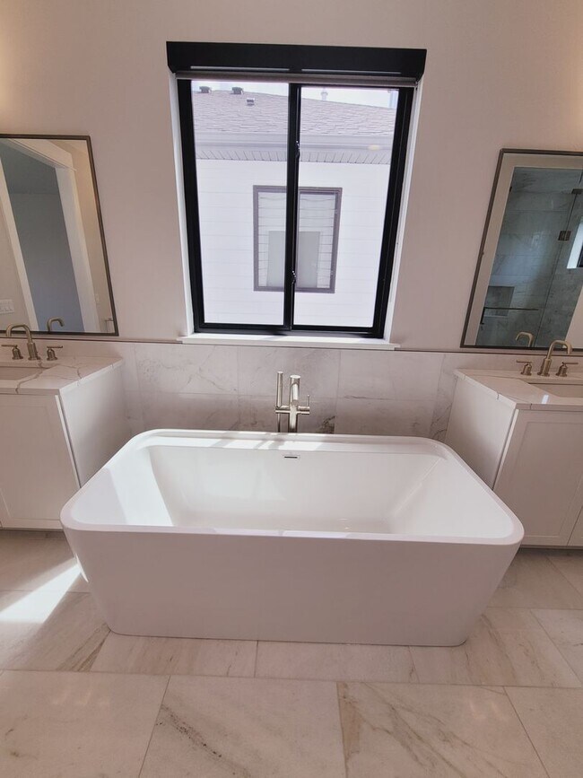 Building Photo - Luxury Downtown Townhome