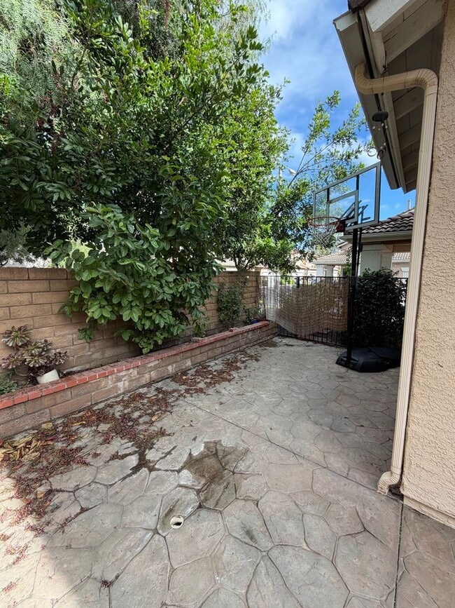 Building Photo - 3 Bed, 2.5 Bath Townhome in gated Park Lane Community