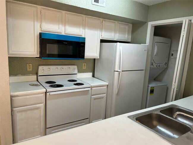 Building Photo - 3900 Woodchase Dr