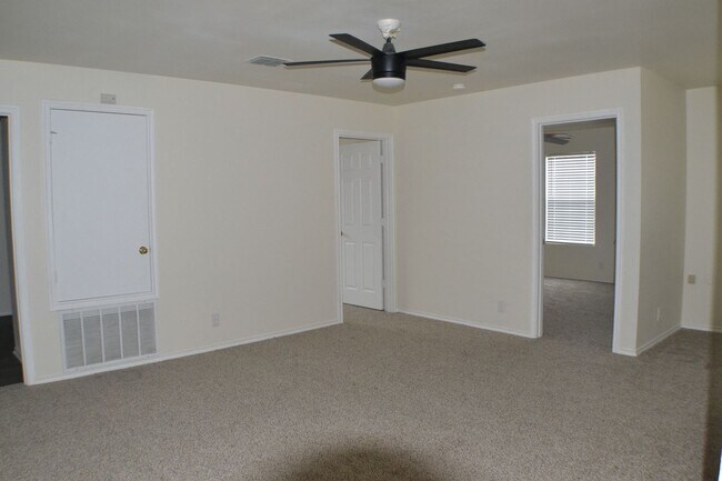Building Photo - Beautiful 4 bedroom 3 bath 2 car garage ho...