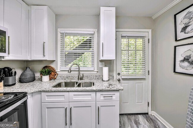 Building Photo - 2858 Rosehill St