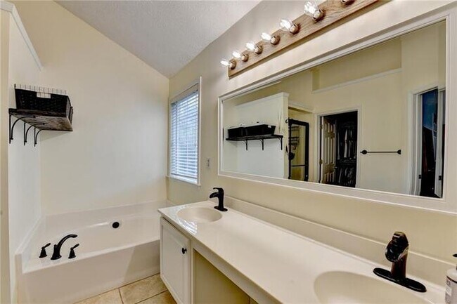 Building Photo - House 3 Beds 3 Baths