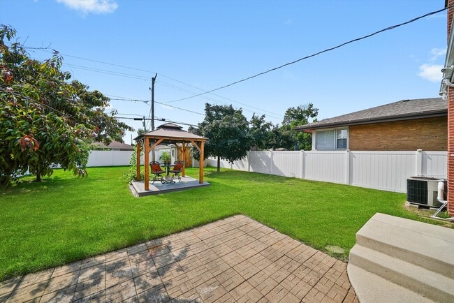 Building Photo - 1412 Balmoral Ave