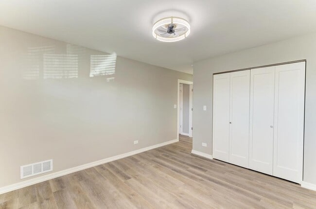 Building Photo - 935 Elmwood Ln