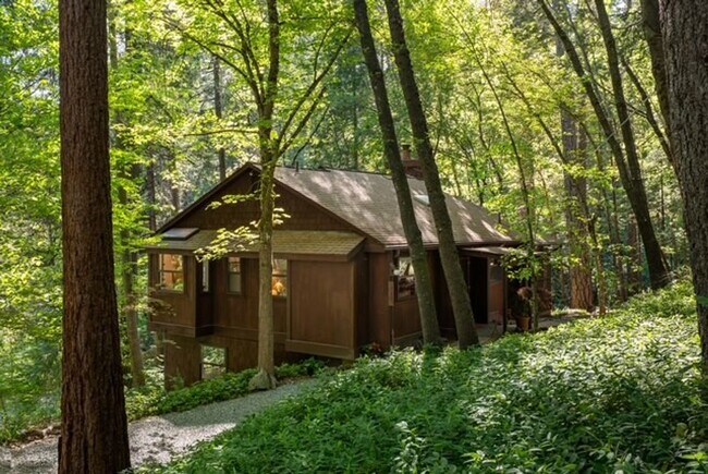 Building Photo - Lovely Deer Creek Frontage 3 Bedroom 2 Bathroom home