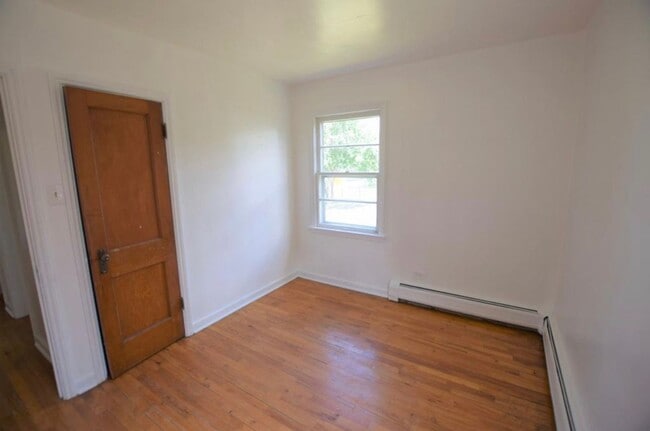 Building Photo - Charming six bedroom home near River North...