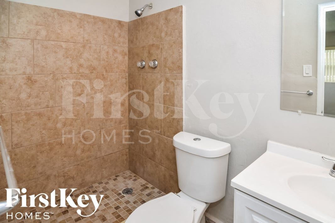 Building Photo - 559 W Campus Cir