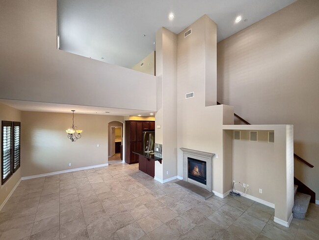Building Photo - Beautiful & Spacious 2BD/2BA Townhouse in ...