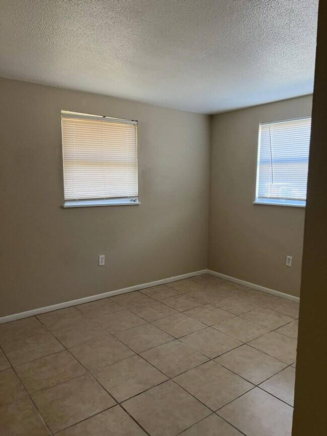 Building Photo - Move in Special half off first months rent - Palmetto Gardens 2/1 duplex
