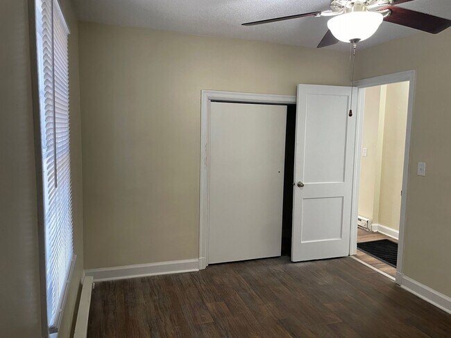 Building Photo - 2 bed, 1 bath located in High Point!