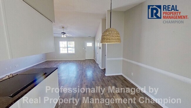 Building Photo - 3 BD/2 BA Home with Fenced Yard & Attached Garage