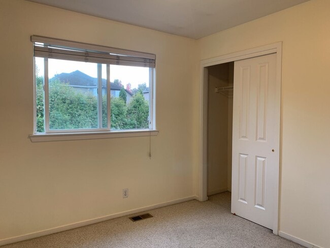 Building Photo - Beautiful 4BR Home | Cul-de-Sac Setting | Prime Bellevue Location