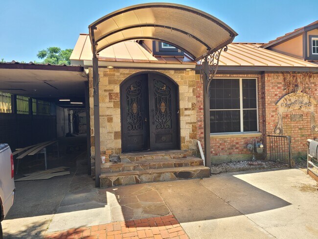 MAIN ENTRY - 606 W Pembroke Ave