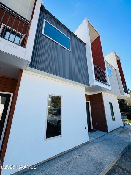 Building Photo - 113 Bayou St