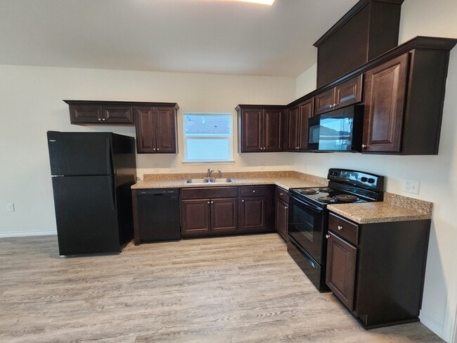 Building Photo - 4-Bed 2 Bath 2 Car Garage-Available July f...