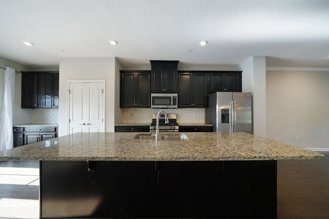 Building Photo - Luxury 3 Bedroom 4 Bath Townhome in Atwate...