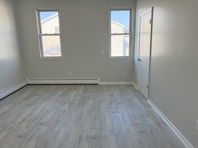 Bedroom with 2 closets - 86 Bleecker St