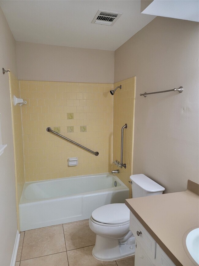 Building Photo - 713 Clubside Dr