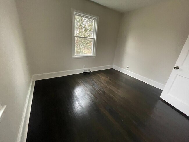 Building Photo - Renovated 2 BR Convenient to Battleground