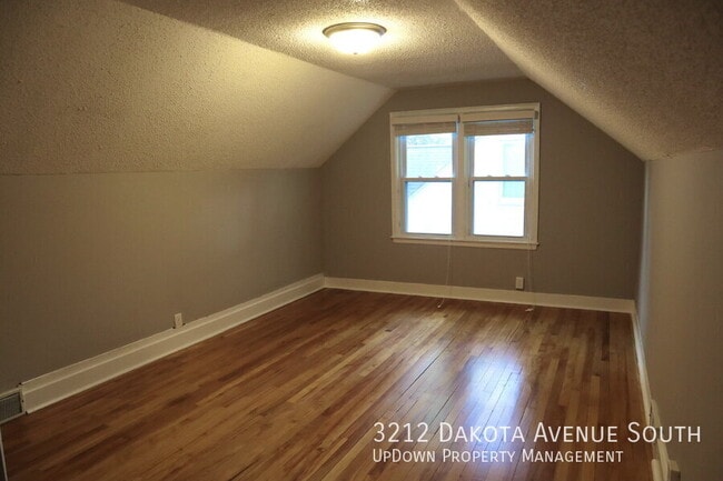 Building Photo - 3212 Dakota Ave S