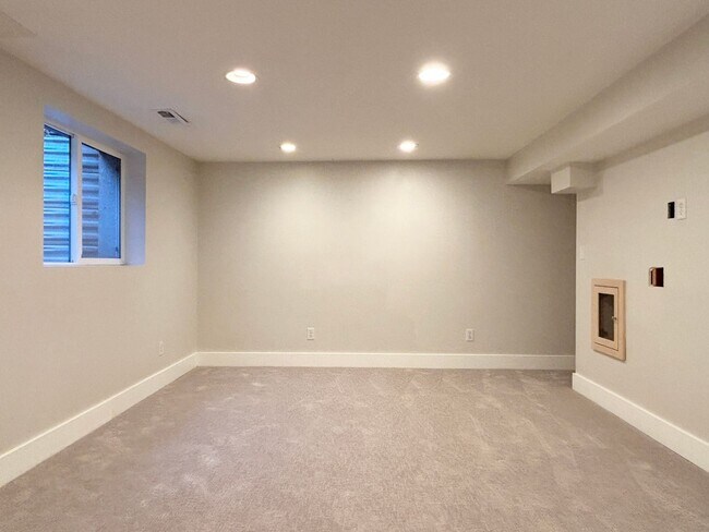 Building Photo - 2054 E Crystal Ave