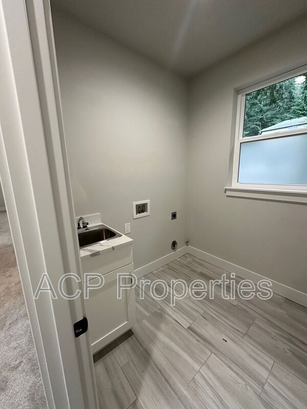 Building Photo - 8 Clematis Ln