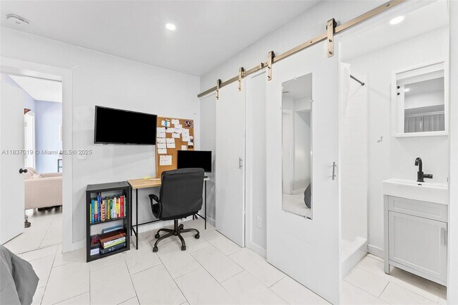Building Photo - 908 SW 12th Ct