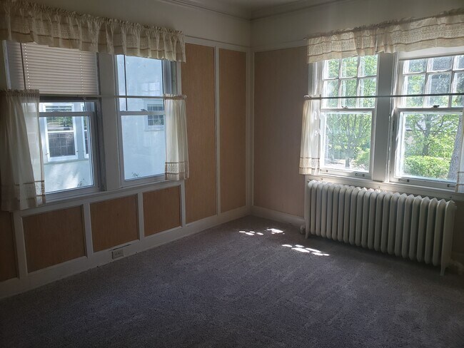 Building Photo - 29 E College St