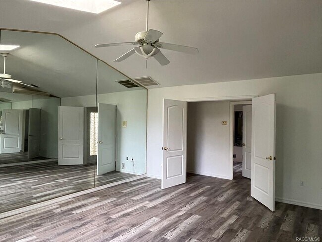 Building Photo - 558 E Jenkins Ct