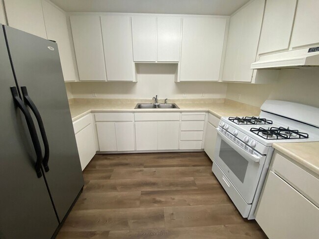 Building Photo - Downtown Duplex