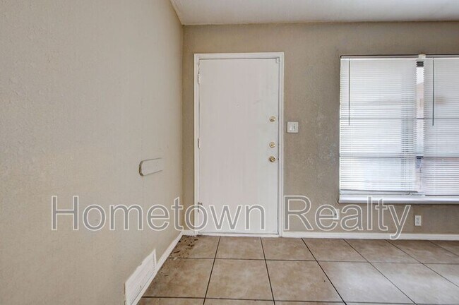 Building Photo - 1833 NE 51st St