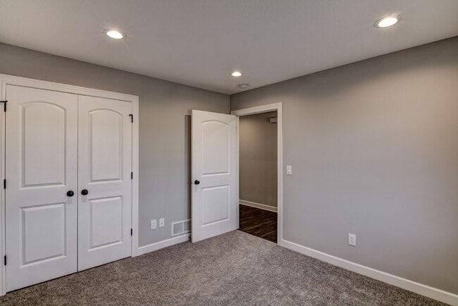 Building Photo - Convenient Location! 3 Bedroom Town Home