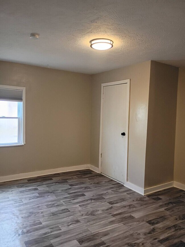 Building Photo - Charming 3 - Bedroom Property in Prime Location