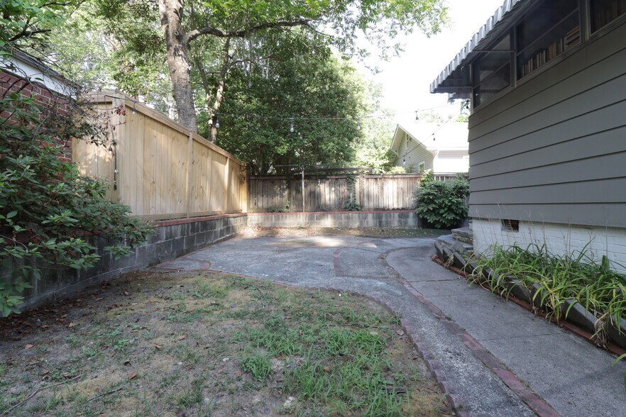 Building Photo - 2203 Woodrow St