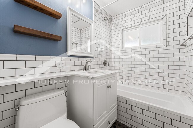 Building Photo - Charming Home with Central AC and Washer/Dryer