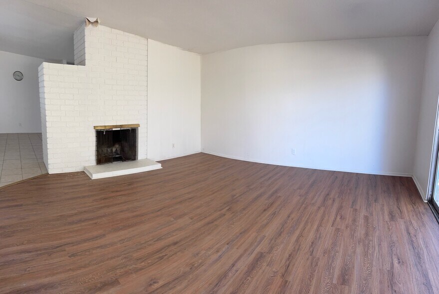 Building Photo - 1115 W Avenue H6