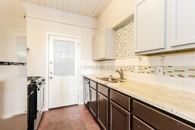 Building Photo - 2 Lakeway St