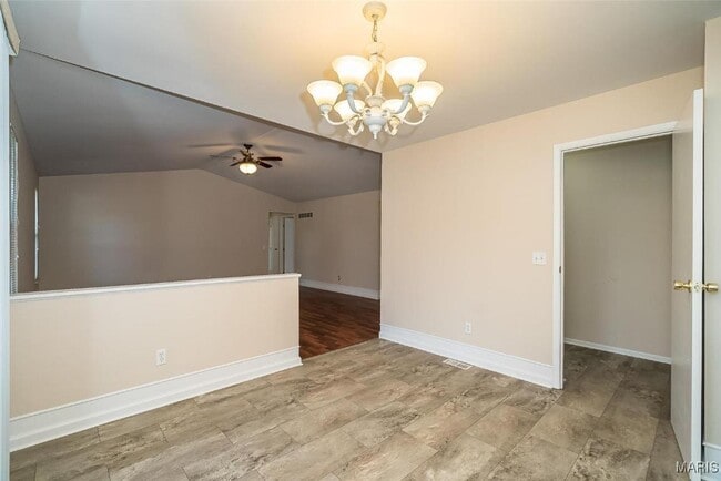 Building Photo - 2018 Creekpoint Dr