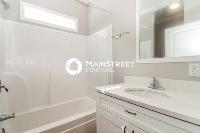 Building Photo - 3 Bedroom Pet-Friendly Home in St. Petersb...