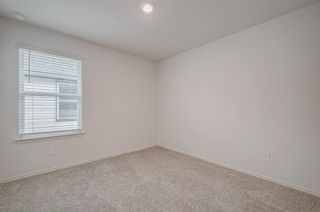 Building Photo - 5034 Balcolm Dr
