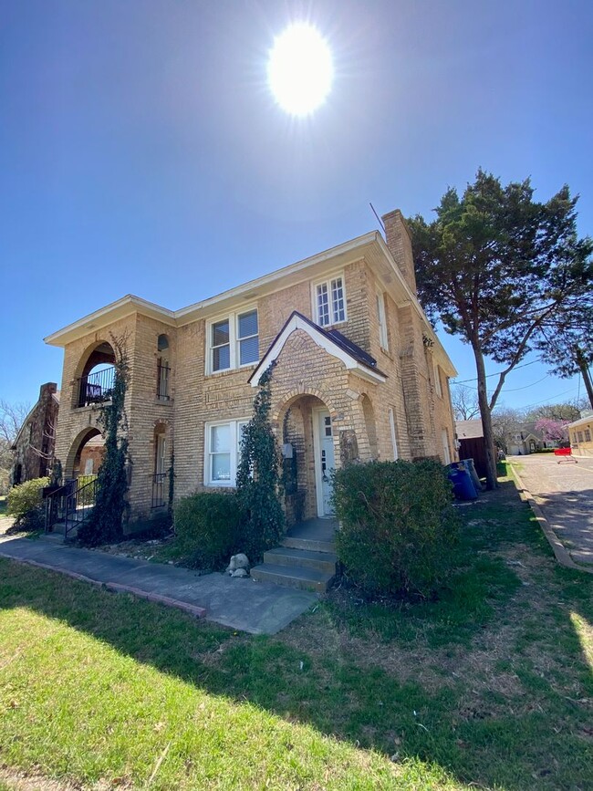 Building Photo - 2 bed/1 bath Upstairs Duplex with Private ...