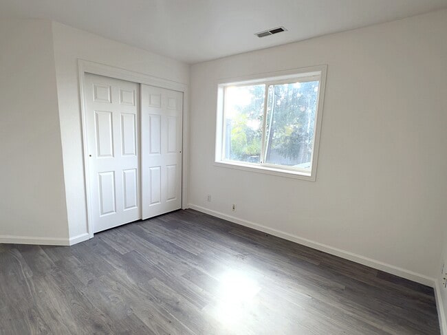 Building Photo - 6731 SE Fern Ave