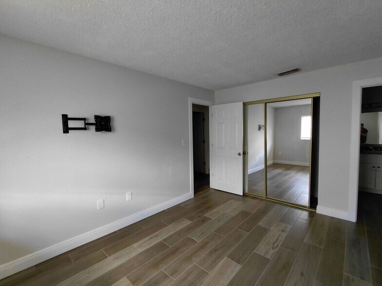 Building Photo - 5004 Chiquita Blvd S