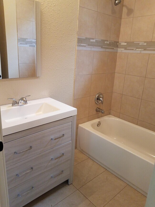 Building Photo - 1016 Center St